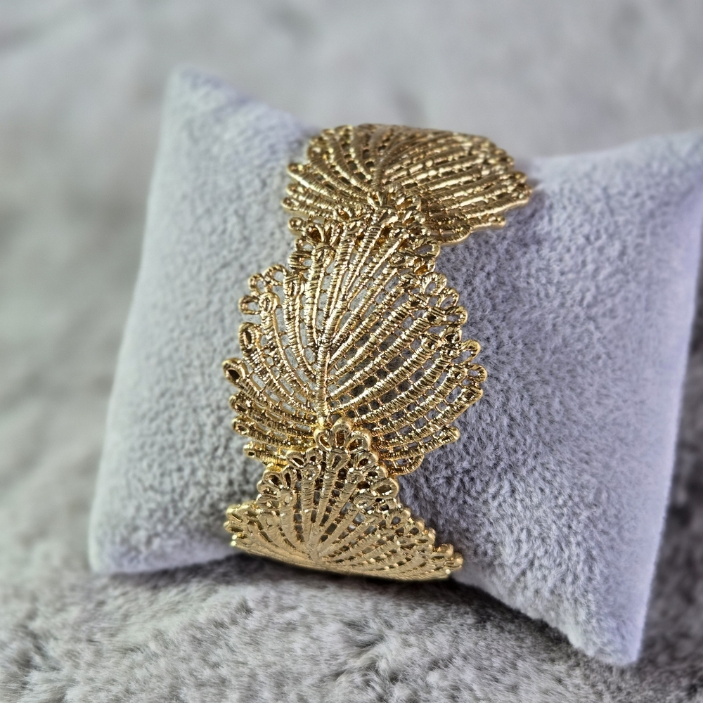 NWOT Delicate Leaf Bracelet Bangle Band | gold tone